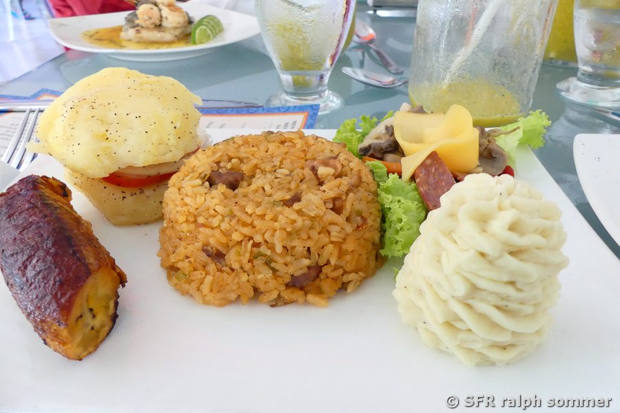 Paisa Gericht mit Bratbanane, Arepa und Reis