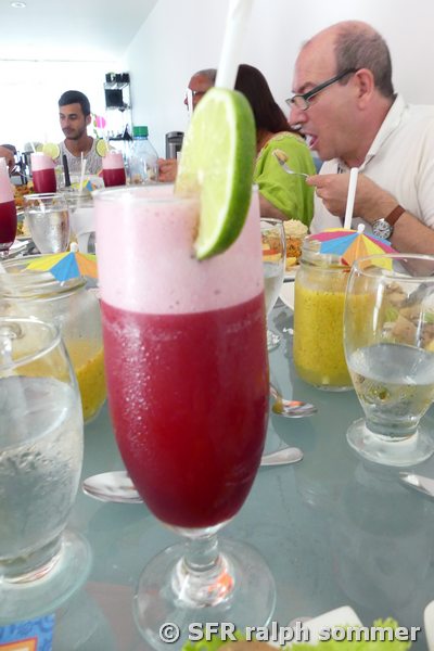Mittagessen mit Fruchtsaft