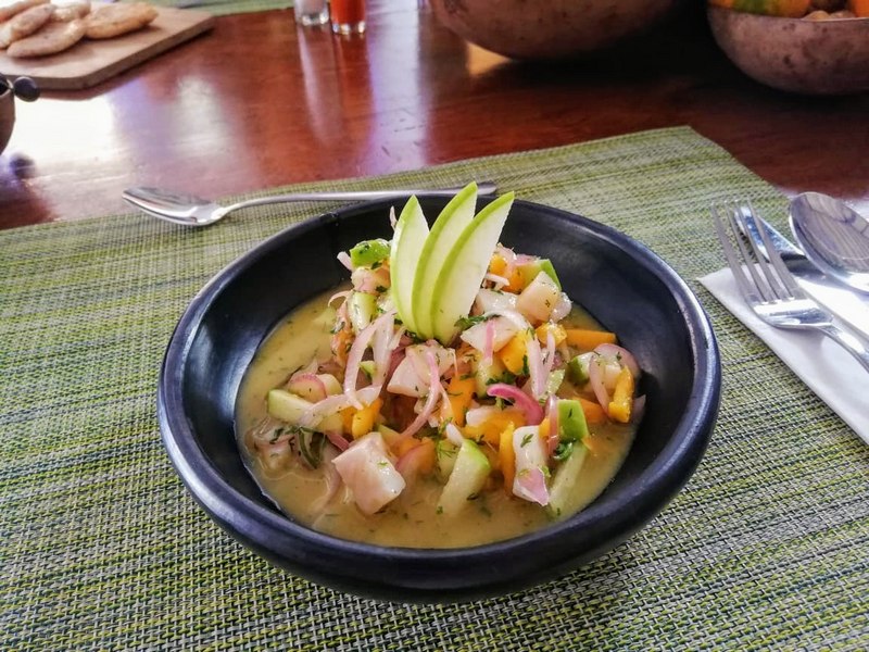 Ceviche mit Limettensaft und Maracuya