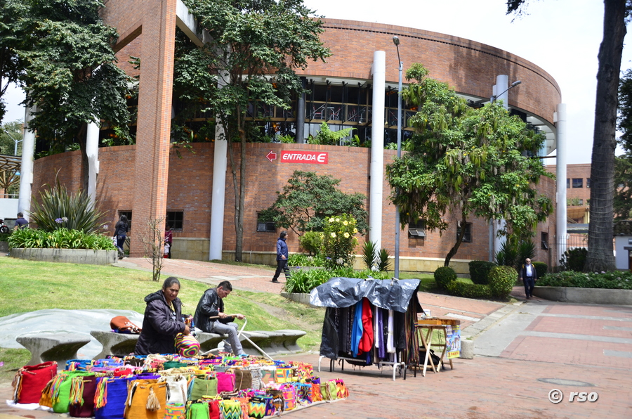 Straßenverkäufer vor Shopping Center Usaquén