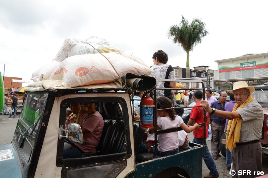 Beladener Jeep in Calarcá