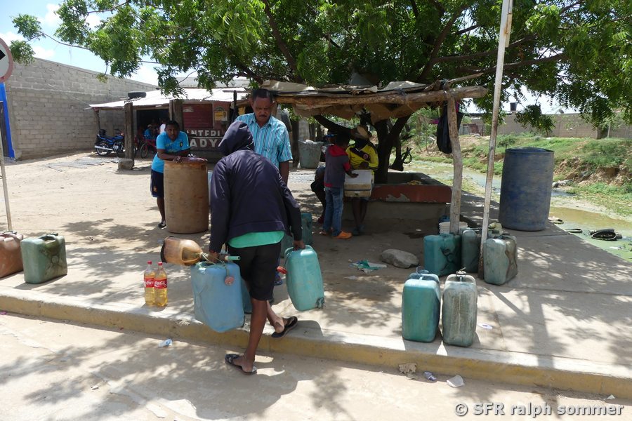Kraftstoff in Plastiktanks in La Guajira