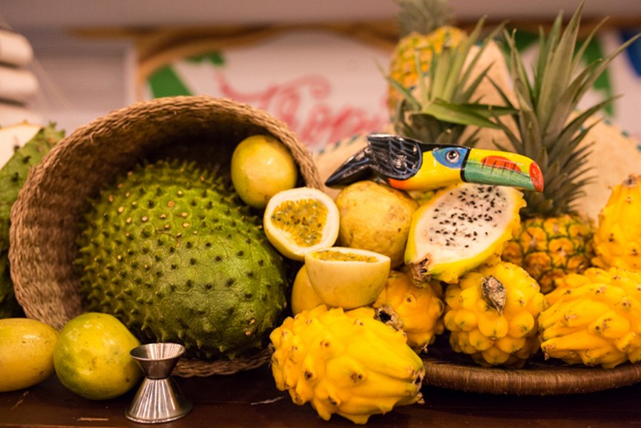 Guanábana und Pitahaya Früchte