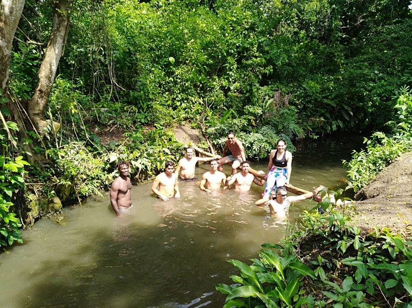 Baden im Fluss nach der Biking-Tour