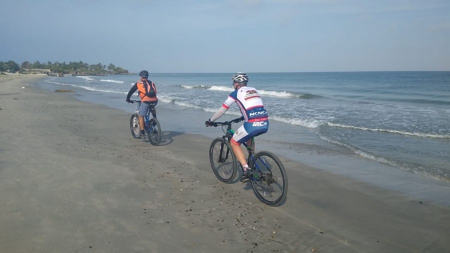 Mit den Mountainbikes am Strand