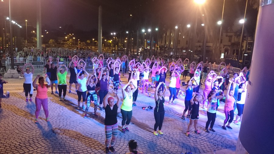 Zumba abends auf Plaza