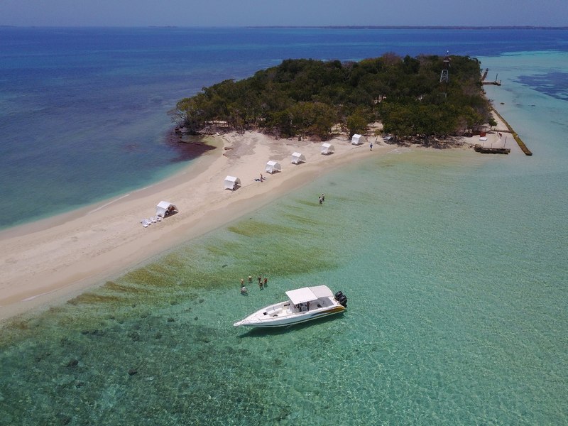 Motoryacht vor Bendita Beach auf der Isla Arena