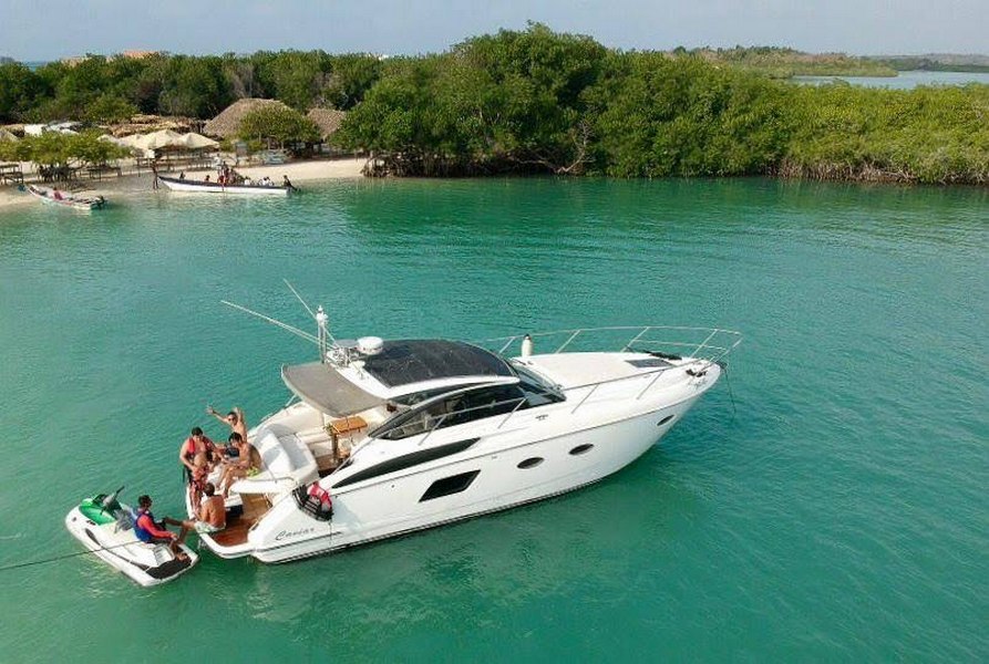Privatyacht vor dem Strand der Islas del Rosario