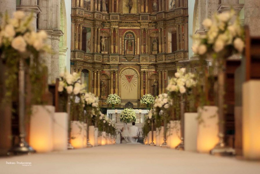 Geschmückte Kirche für die Trauung